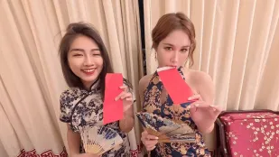 新朋友的一线鲍居然在我旁边自慰又潮吹 辛尤里