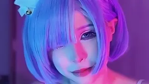 Cosplay 雷姆 趴在身上抚摸调情 深喉口交舔舐鸡巴 上位骑乘插入榨精后中出内射 婉婉儿