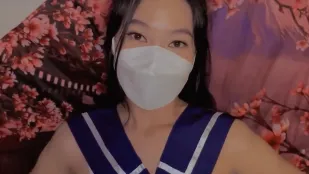 看着继妹扮演日本女学生在自慰哥哥顶不住了