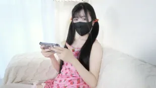 趁妹妹睡觉偷偷插入她 懒懒猪