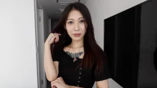 身材纤细的纹身女孩