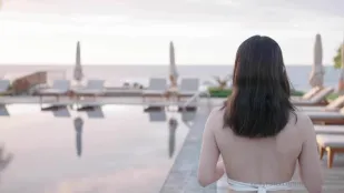 HongKongDoll - 夏日回忆 壹 性感泳装无套爆操偶姐姐白虎嫩穴