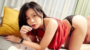 SWIC-0001 充满色气的女友九安在沙发献上冰火口交服务