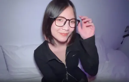 可爱短髮眼镜萌妹被羞耻的玩弄 粉色的穴被操出老二的形状