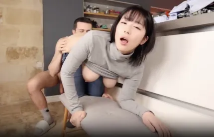 巨乳女友在厨房里被扒掉衣服猛烈地操小穴