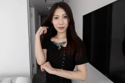 身材纤细的纹身女孩